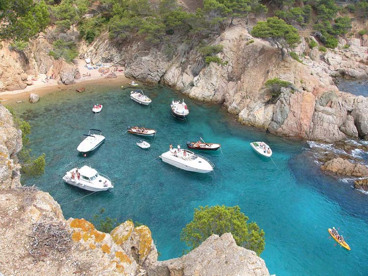 Embarcacions a la cala dels Corbs, ahir.