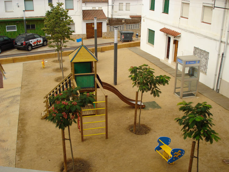 Els jocs infantils posats recentment a la plaça de Pere El Gran.