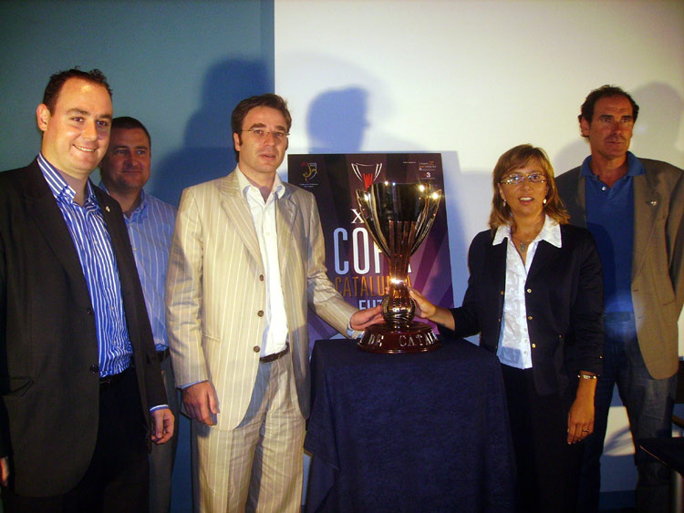 Les autoritats envolten el trofeu de la Copa Catalunya, avui al Museu de la Pesca de Palamós.