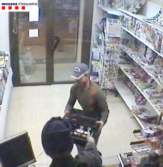 Un dels presumptes lladres, en una imatge captada per una càmera de seguretat.