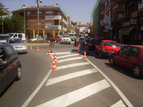 Agents regulant el trànsit a la rodona de Correus.