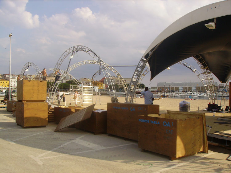 Desmuntatge de la carpa de La Caixa, ahir a la tarda.