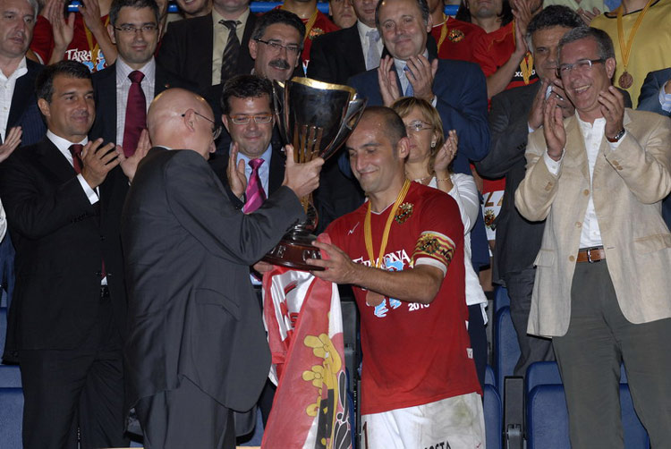 El capità del Nàstic, Antoni Pinilla, rep la Copa Catalunya de mans del conseller de Cultura, Joan Manel Tresserras. (Fotografia cedida per Josep Lois