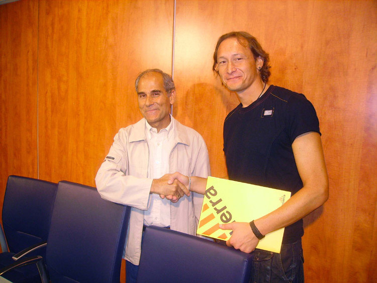 Dani Reixach, a la dreta, escenificant el relleu amb Feliu Antúnez.