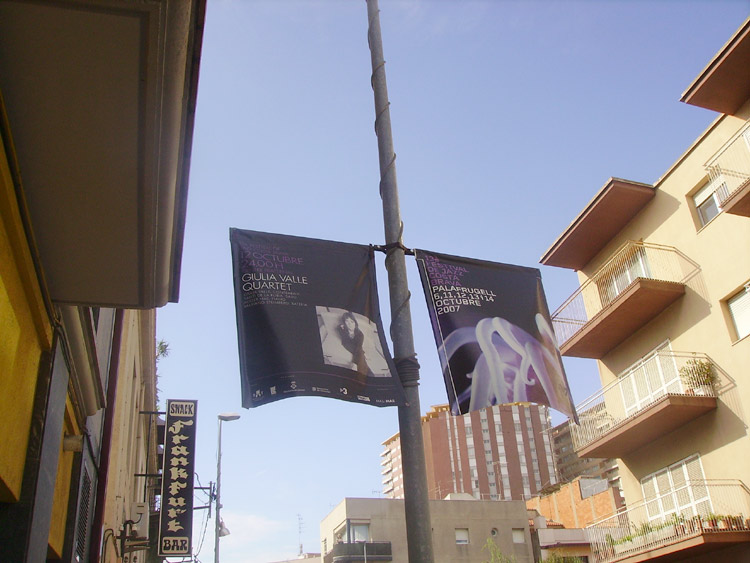 Un dels cartells promocionals penjats a Palamós.