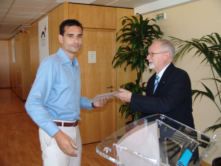 Gerard Boix, gerent de Comercial Mart?.L. recull el guard?agra?nt de mans del vicepresident de la Creu Roja a Catalunya, Francesc Aguilera.