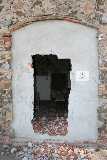 La porta de maons de la barraca de Cala Estreta totalment esbotzada.