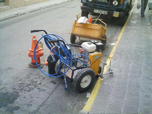 La màquina per pintar la senyalització horitzontal.