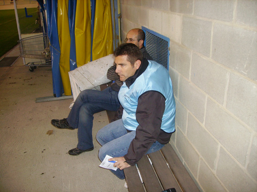 el nou entrenador, Jordi Condom no va poder seure a la banqueta