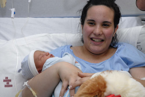 En Daniel i la seva mare, a l'hospital de Palamós. Foto gentilesa de Josep Lois.