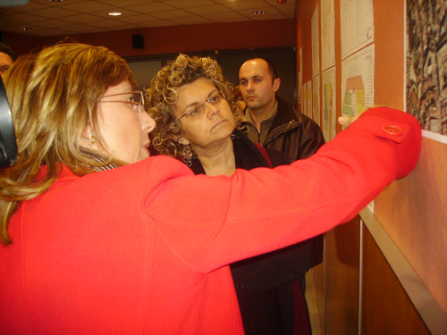 La consellera Marina Geli escolta les explicacions de l'alcaldessa   Teresa Ferrés, a l'hospital de Palamós.