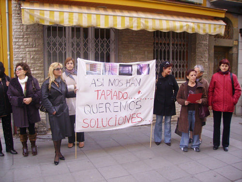 Les manifestants davant de l'Ajuntament de Palamós, aquest matí.