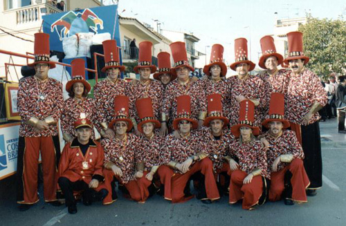 'Totó', el primer de l'esquerra dempeus, amb la Colla dels Ex-Carnestoltes.