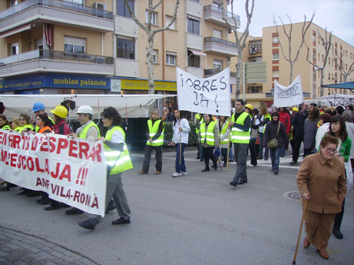 La manifestació de l'AMPA, passant pel mercat.