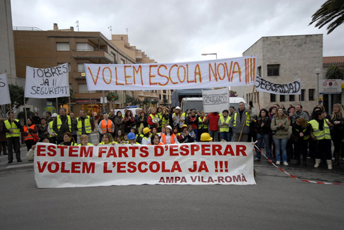 Els manifestants, concentrats al giratori de Correus. (Fotografia cedida per Josep   Lois).