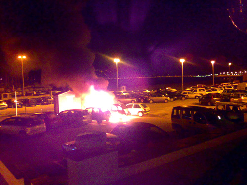 Els cotxes en flames, la matinada de diumenge.