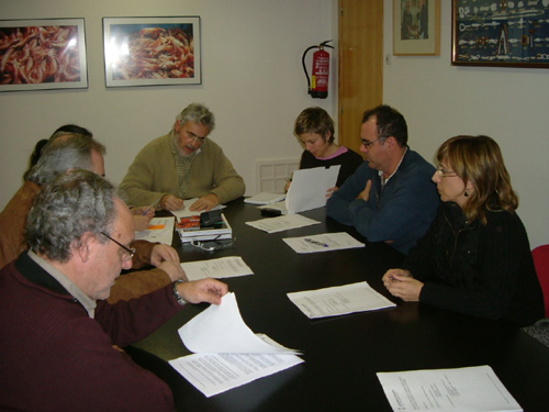Imatge de la reunió constitutiva de la comissió reguladora de la marca 'Gamba de   Palamós'.