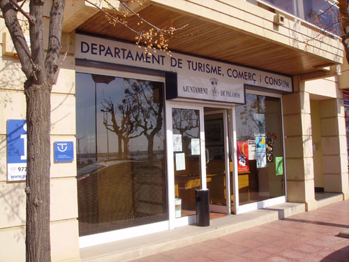 L'oficina de turisme del passeig del Mar, que ha tancat recentment.