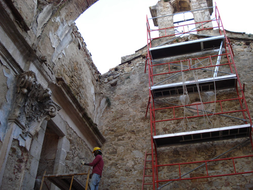 Primers treballs de rehabilitació a l'església del Carme.