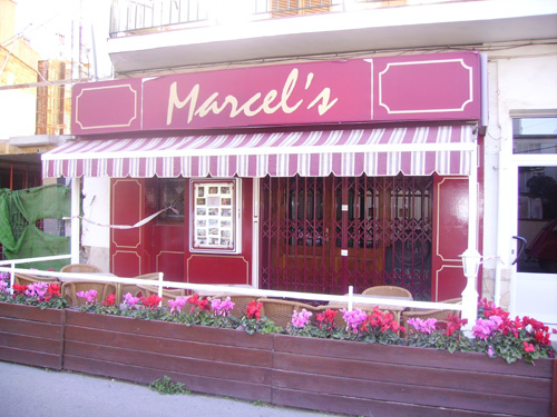 El bar Marcel's, aquest migdia amb l'entrada precintada.