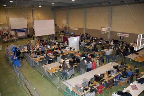 Panoràmica del pavelló de La Salle durant la Lan Party d'aquest cap de setmana.   (Fotografia cedida per Josep Lois).