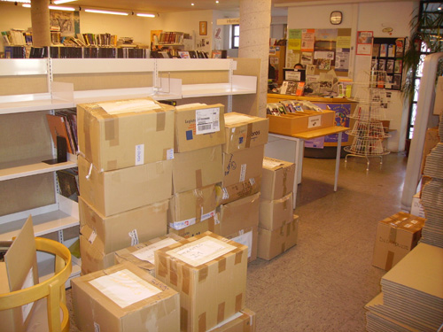 La biblioteca vella, avui en ple trasllat.