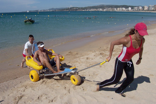 Una socorrista de Creu Roja a la platja Gran de Palamós.