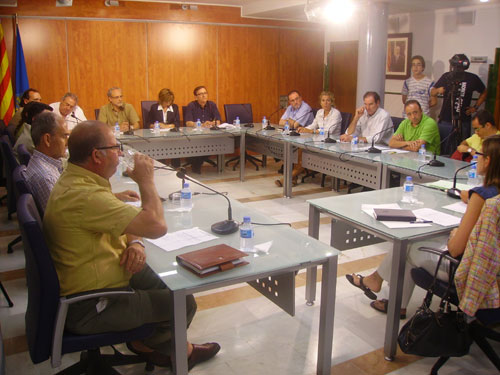 Imatge d'arxiu d'un Ple de l'Ajuntament de Palamós.