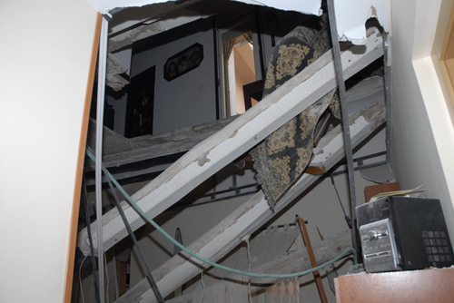 Aspecte de la vivenda de la planta baixa, amb el sostre esfondrat. (Fotografia cedida   per Josep Lois).