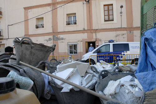 Un contenidor de runa al davant de l'edifici sinistrat. (Fotografia cedida per Josep   Lois),