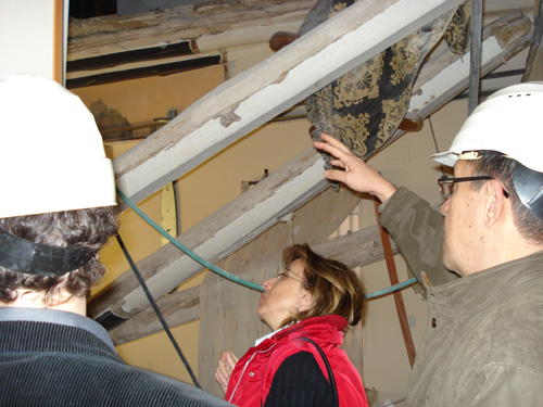 L'alcaldessa de Palamós, Teresa Ferrés, i tècnics municipals inspeccionant el pis   afectat, l'endemà de l'esfondrament.