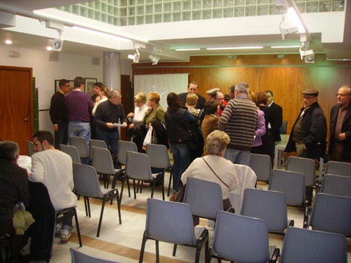 Els representants municipals i els veïns, acabada la reunió d'avui.