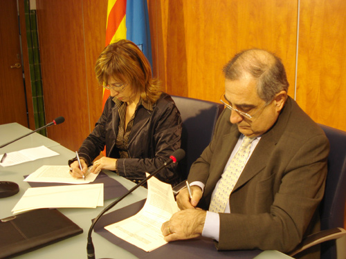 Teresa Ferrés i Joaquim Nadal firmant el conveni.