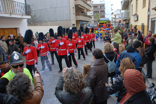 La colla Els Xatos, desfilant a la rua de Sant Antoni.