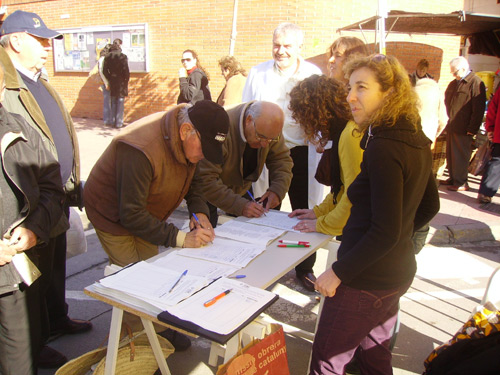 Un moment de la recollida de firmes d'avui al mercat de Palamós.