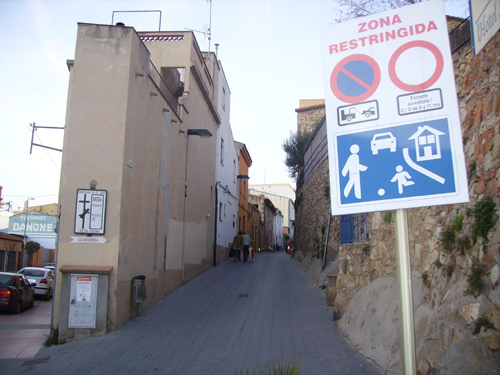 Accés al carrer d'Avall, amb el rètol que l'assenyala com a via peatonal.