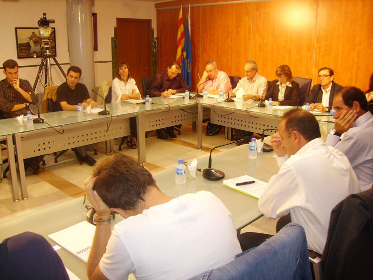 Imatge d'arxiu d'un Ple de l'Ajuntament de Palamós.