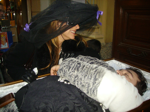 La inconsolable Reina Pussa-ïda, davant el cadàver del Rei Carnestoltes.