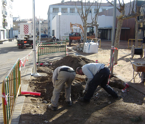 Obres a la plaça dels Països Catalans.
