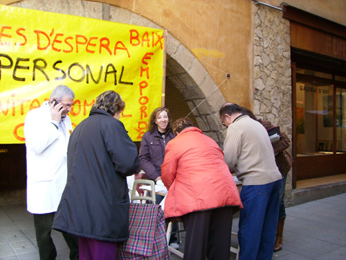 Membres de la secció sindical de CCOO a l'hospital de Palamós, recollint firmes al   mercat de Torroella de Montgrí.