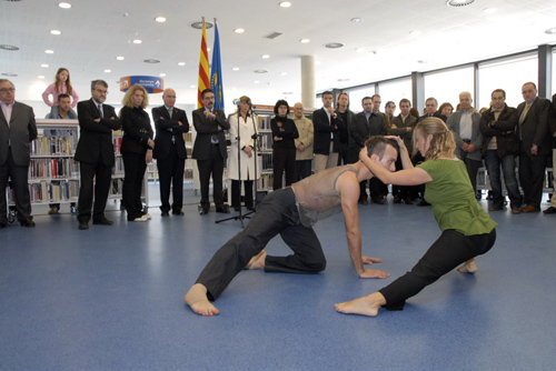 Membres de la companyia Cobosmika actuant durant l'acte d'inauguració de la   biblioteca. (Fotografia cedida per Josep Lois).