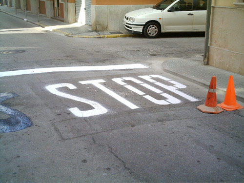 Un senyal d'Stop acabat de pintar, en un carrer de Palamós.