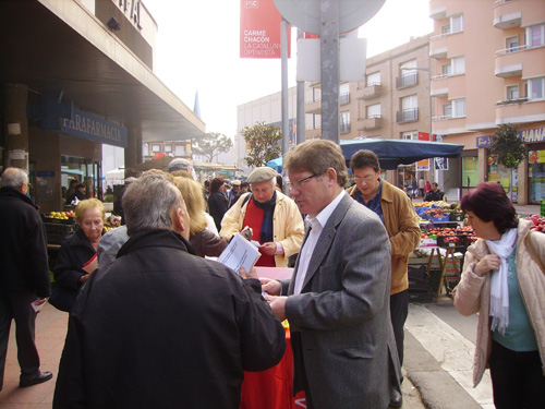 Juli Fernández, fent campanya avui al mercat de Palamós.