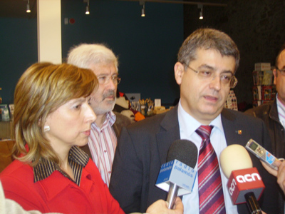 El conseller Joaquim Llena acompanyat de l'alcaldessa Teresa Ferrés, avui a   Palamós.