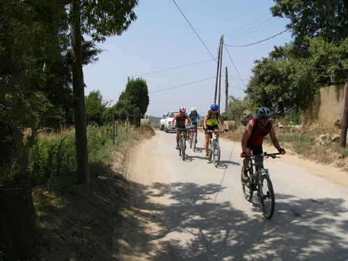 Ciclistes al camí ral que va de Palamós a Palafrugell.
