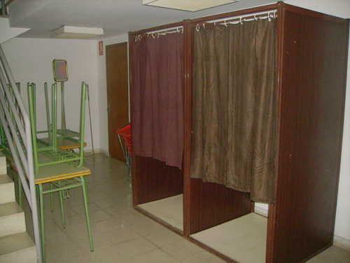 Un col•legi electoral preparat per rebre els votants, en una imatge d'arxiu.