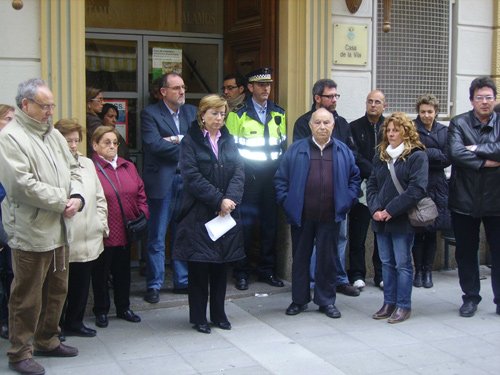 Un moment de la concentració silenciosa que s'ha fet aquest migdia a Palamós.