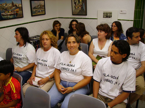 Membres de l'AMPA del Vila-romà, seguint un Ple municipal, en una imatge d'arxiu.