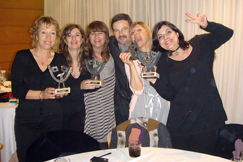 Les actrius d''Entre dones' i el director, Jordi Massoni, amb els premis   aconseguits.