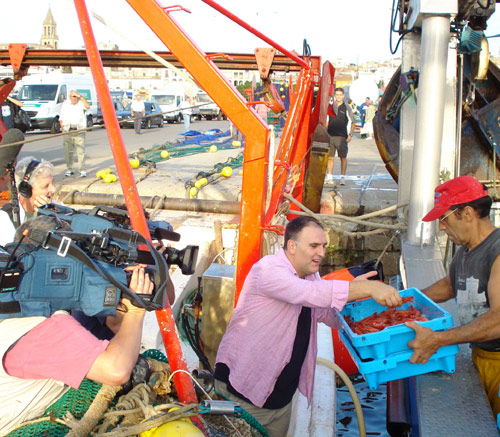 El popular cuiner José Andrés descarrega gamba durant la gravació d'un programa a   Palamós.